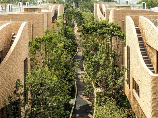 Diseño de UNStudio que un complejo de chalets esculturales dispersó a lo largo de la orilla