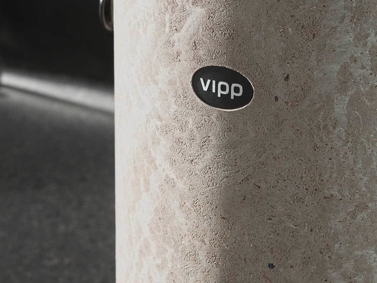 El nuevo cubo de pedal de Vipp es una basura, ¡literalmente!