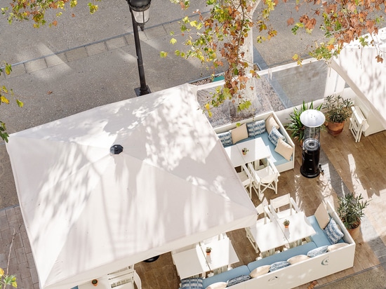 Terraza de restaurante mediterráneo de Azur Confort. Foto: ©Ana Lui Photography