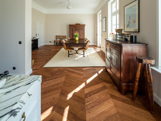 Dennebos Flooring Engineered Chevron en color N.03