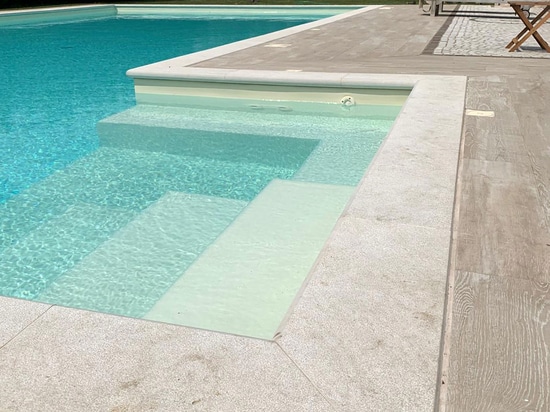 UNA PISCINA DE AGUA SALADA AL AIRE LIBRE EN UNA VILLA VENECIANA