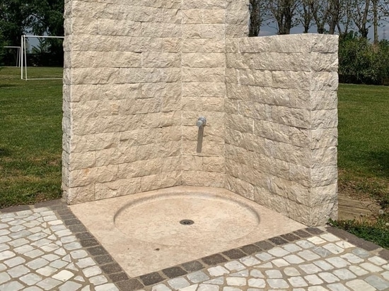 UNA PISCINA DE AGUA SALADA AL AIRE LIBRE EN UNA VILLA VENECIANA