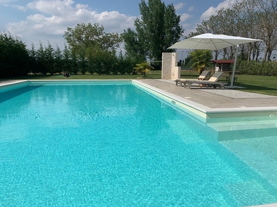 UNA PISCINA DE AGUA SALADA AL AIRE LIBRE EN UNA VILLA VENECIANA