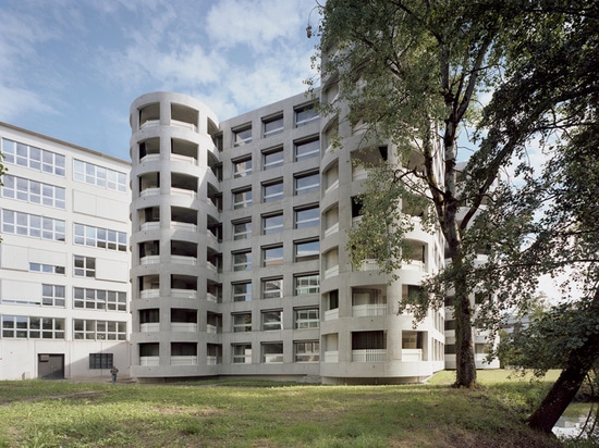 la estructura cube-shaped ofrece los apartamentos de 4 5 del ½ cuartos del ½ y