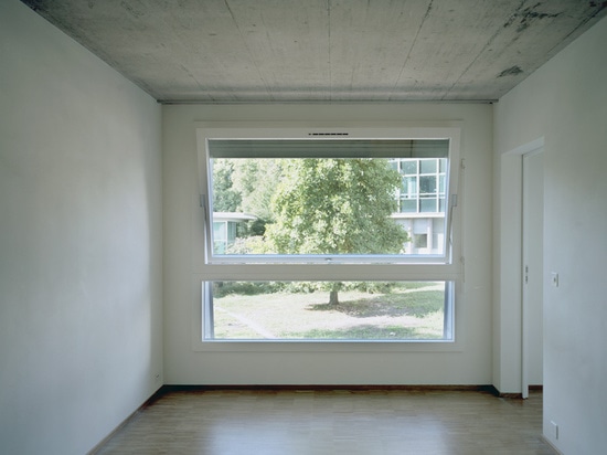 las ventanas permiten considerable luz del sol en los apartamentos profundos