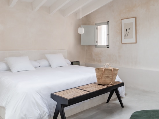 Elegantes reflejos que embellecen el ambiente con la luminosidad del metal más preciado: Diametro35 Gold de Ritmonio suaviza el estilo de los baños del hotel boutique Meem Townhouse en Mallorca.