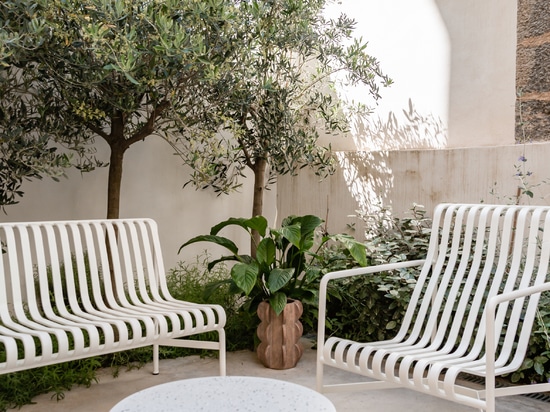 Elegantes reflejos que embellecen el ambiente con la luminosidad del metal más preciado: Diametro35 Gold de Ritmonio suaviza el estilo de los baños del hotel boutique Meem Townhouse en Mallorca.