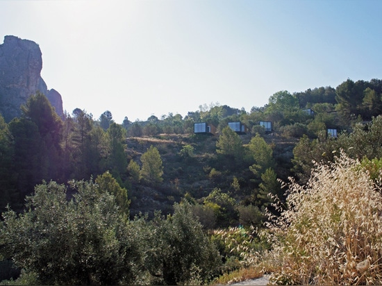 una serie de habitaciones independientes se puntea a través del paisaje español