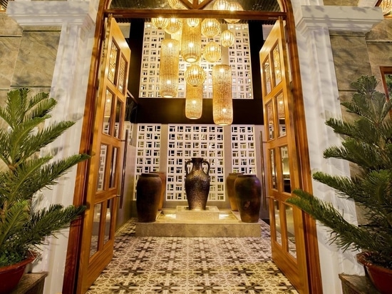 Clásica, lujosa pero no carente de calidez y cercanía al decorar la entrada del "Restaurante Quynh House"