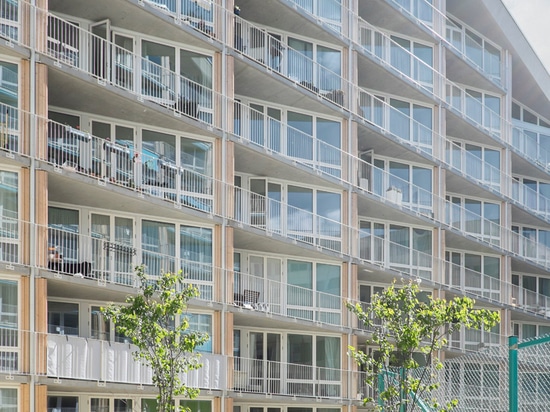 los cuartos glassed y los balcones triangulares destacan una sensación de la franqueza hacia el patio