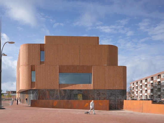 La albañilería vertical y las hendiduras profundas de la ventana dan un aspecto en negrilla a este nuevo edificio cultural del centro