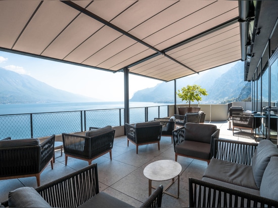 KE proyecta un espacio protegido en dos terrazas con vistas para una joya de hotel en Limone sul Garda