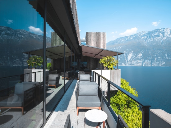 KE proyecta un espacio protegido en dos terrazas con vistas para una joya de hotel en Limone sul Garda