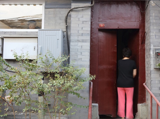 ¿la entrada a? ¿parador humilde? ¿está situado a través de una pequeña puerta roja en Pekín? hutong dashilar de s