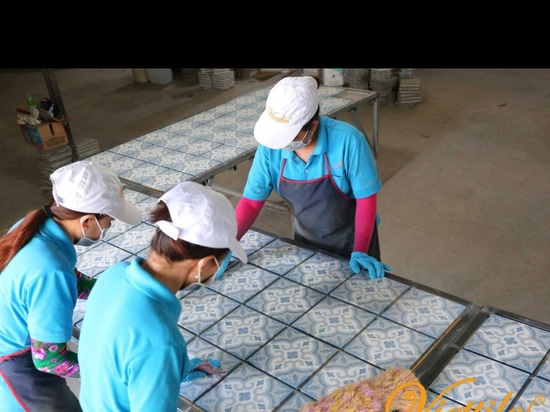 Las baldosas de terrazo, al igual que las de cemento, cautivan no sólo por sus variados diseños y tonalidades.