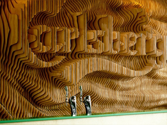 Los diseñadores crean una pared para Carlsberg a partir de 160 pedazos del corte del laser de madera