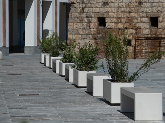 EL MOBILIARIO URBANO Y EL MAR: CALZOLARI EN LIVORNO, TOSCANA