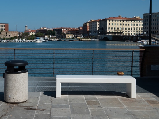 EL MOBILIARIO URBANO Y EL MAR: CALZOLARI EN LIVORNO, TOSCANA