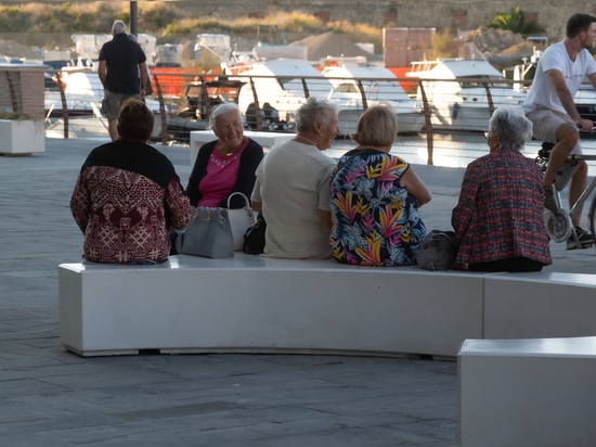 EL MOBILIARIO URBANO Y EL MAR: CALZOLARI EN LIVORNO, TOSCANA