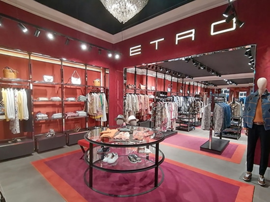 Lámparas de araña de estilo decó creadas por Bottega Veneziana para las tiendas ETRO