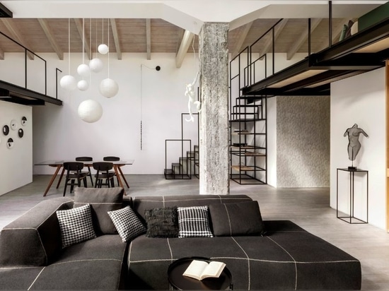 Loft moderno en blanco y negro alicatado con gres porcelánico