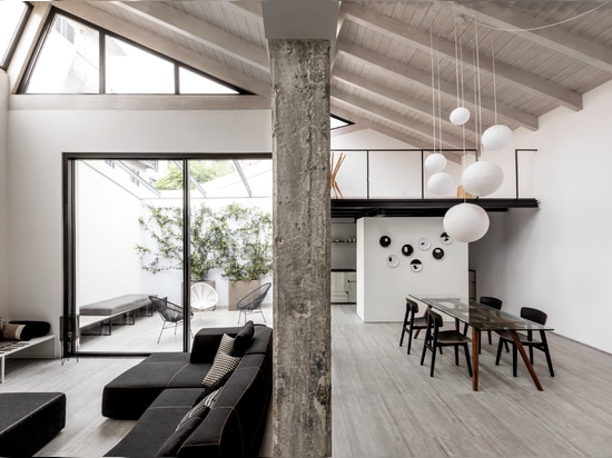 Loft moderno en blanco y negro alicatado con gres porcelánico