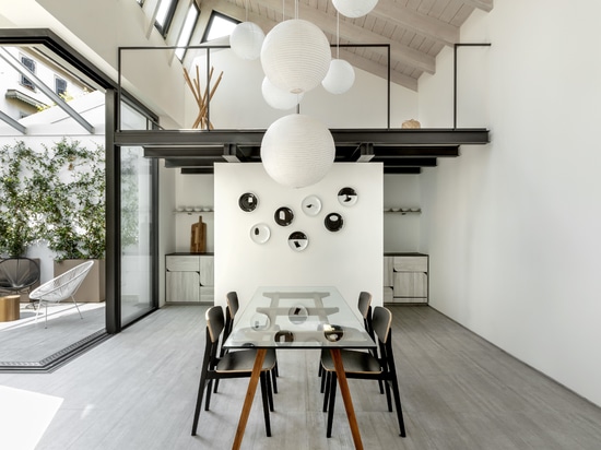 Loft moderno en blanco y negro alicatado con gres porcelánico