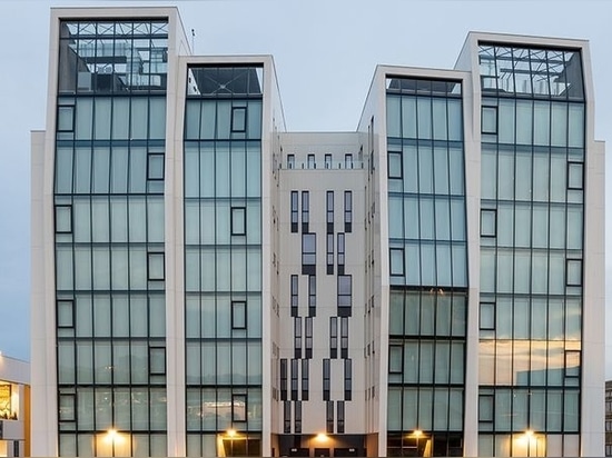 Il sole del nuovo quartiere Grand Parilly, L'edificio commerciale "INITIAL"