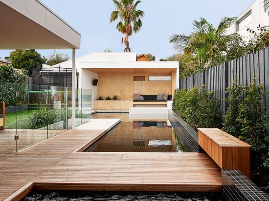 Una nueva área del salón del Poolside diseñó para un domicilio familiar en Australia