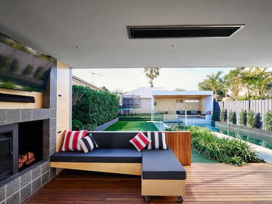 Una nueva área del salón del Poolside diseñó para un domicilio familiar en Australia