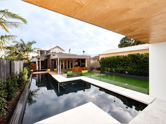 Una nueva área del salón del Poolside diseñó para un domicilio familiar en Australia