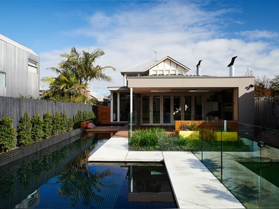 Una nueva área del salón del Poolside diseñó para un domicilio familiar en Australia