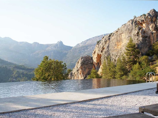 Este hotel tiene 25 cabinas empleadas una ladera española que pasa por alto un valle