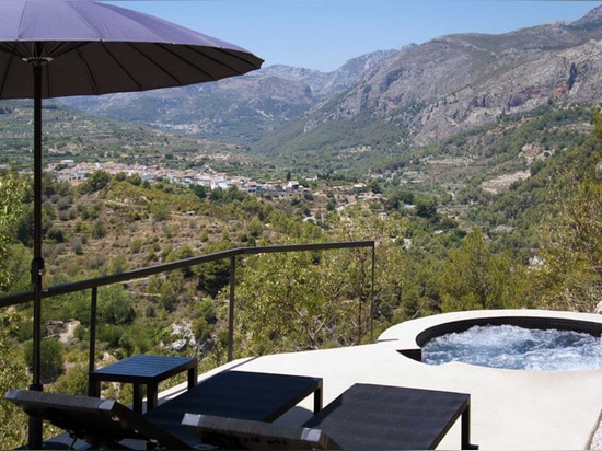 Este hotel tiene 25 cabinas empleadas una ladera española que pasa por alto un valle