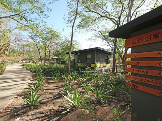 No se quitó ningunos árboles para crear este hotel de la casa de planta baja en Costa Rica