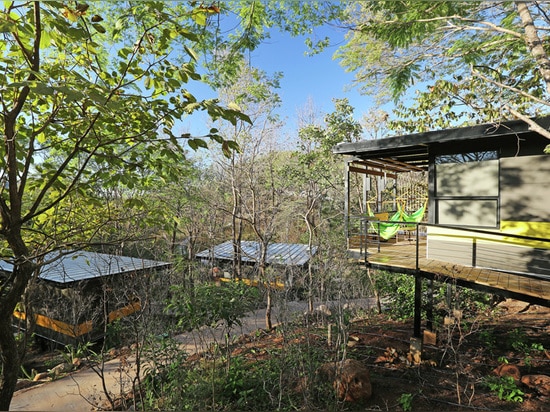 No se quitó ningunos árboles para crear este hotel de la casa de planta baja en Costa Rica