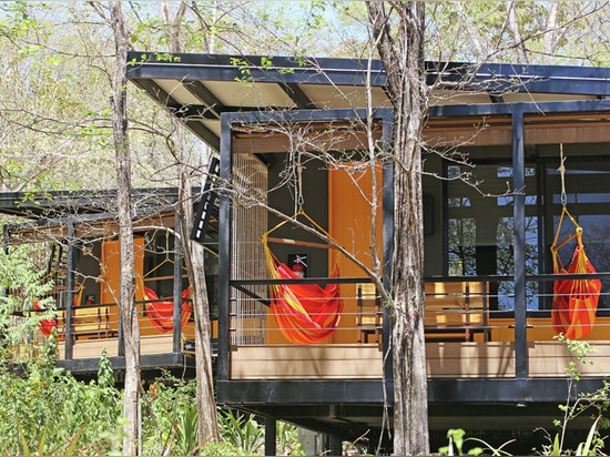 No se quitó ningunos árboles para crear este hotel de la casa de planta baja en Costa Rica