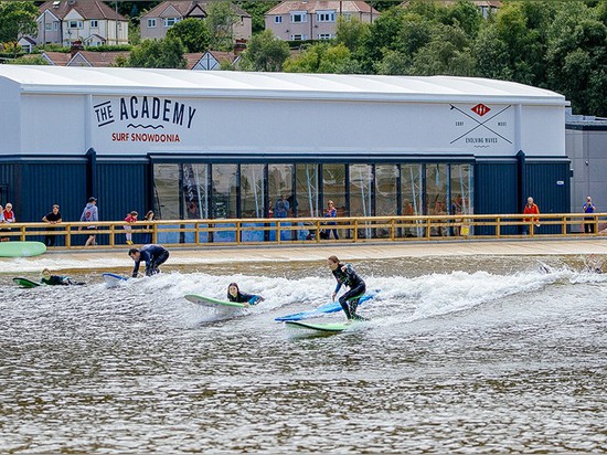 ¿El practicar surf en Gran Bretaña? Este nuevo parque de la resaca en País de Gales tiene las ondas surfable artificiales más largas en el mundo