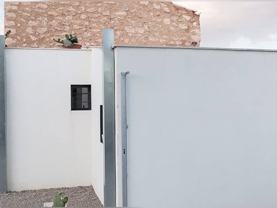 Los arquitectos de Munarq transformaron un cortijo que desmenuzaba en Mallorca en un estudio imponente de la pintura