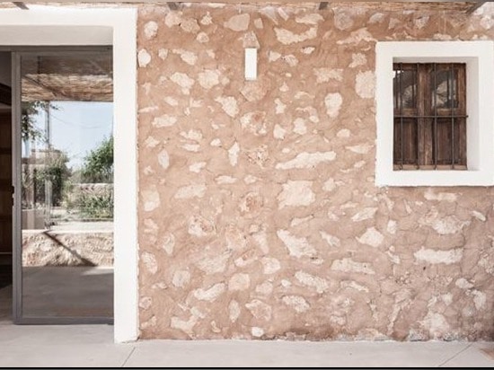 Los arquitectos de Munarq transformaron un cortijo que desmenuzaba en Mallorca en un estudio imponente de la pintura