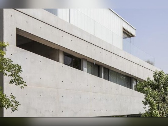 La casa magnífica del corte del concreto en los parecer de Tel Aviv ella se ha tallado fuera de una pieza única del concreto