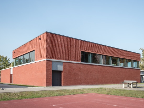 Pabellón deportivo de un campo para las escuelas especiales de Salzwedel / Atelier . Schmelzer . Weber + Fitschen + Partner