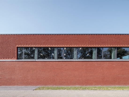 Pabellón deportivo de un campo para las escuelas especiales de Salzwedel / Atelier . Schmelzer . Weber + Fitschen + Partner