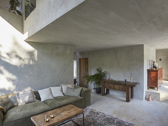 Concepto, arquitectura, contexto: en Zúrich, Diametro35 Inox Concrete de Ritmonio ofrece la interpretación más original del estilo de este granero transformado en vivienda.