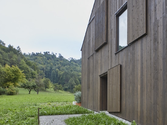 Concepto, arquitectura, contexto: en Zúrich, Diametro35 Inox Concrete de Ritmonio ofrece la interpretación más original del estilo de este granero transformado en vivienda.