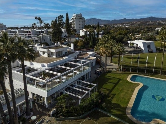 KE en la terraza panoramica del club de golf en la playa de Marbella,  perla de la Costa del Sol