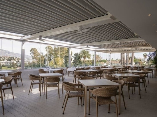 KE en la terraza panoramica del club de golf en la playa de Marbella,  perla de la Costa del Sol