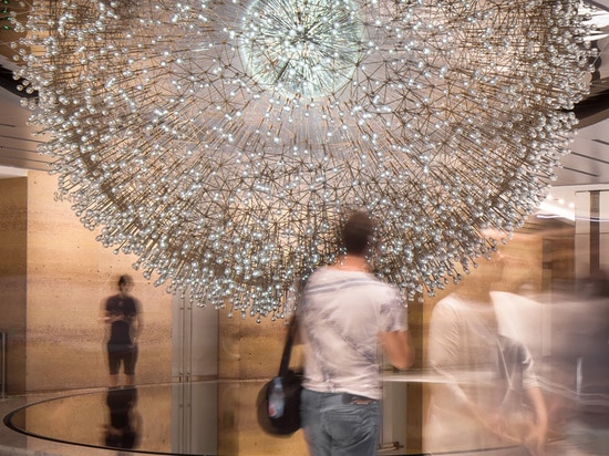 Esta escultura en Chicago se hace sobre de 3000 orbes de cristal soplados mano