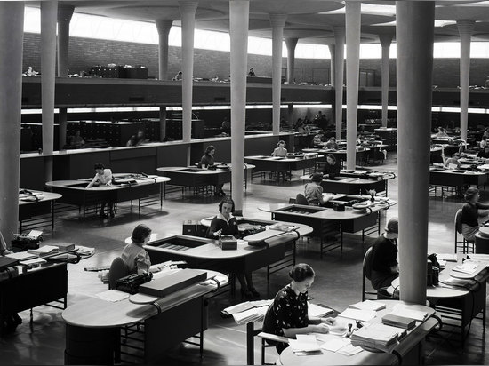 Vendedores que trabajan en el gran taller del edificio de la administración en los años 40