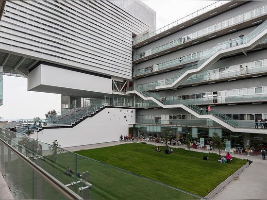 Cuando sus fundadores vieron que Centro pasaba su campus, comisionaron a Enrique Norten y DIEZ Arquitectos construir sobre un sitio de 5.600 sq m en Avenida de los Constituyentes